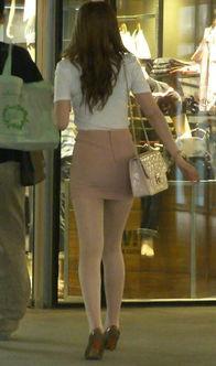 台湾美女脱鞋丝袜光脚,展现独特魅力瞬间