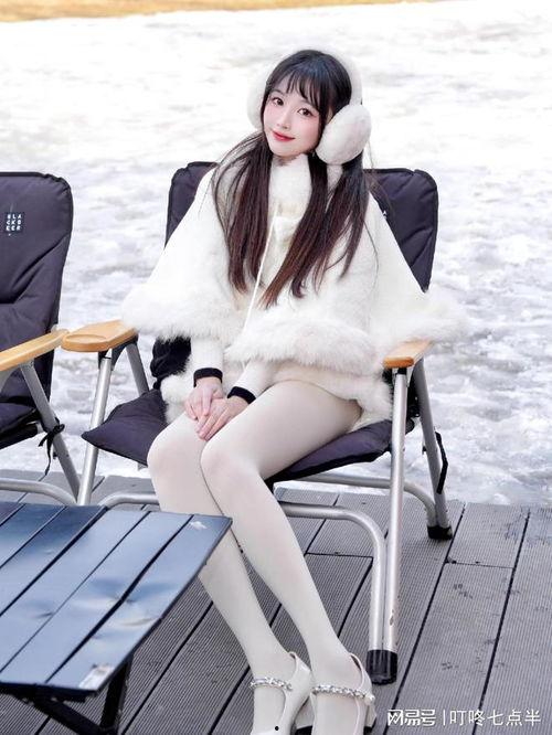 女生穿白丝袜过程视频,女生白丝袜穿搭全过程揭秘